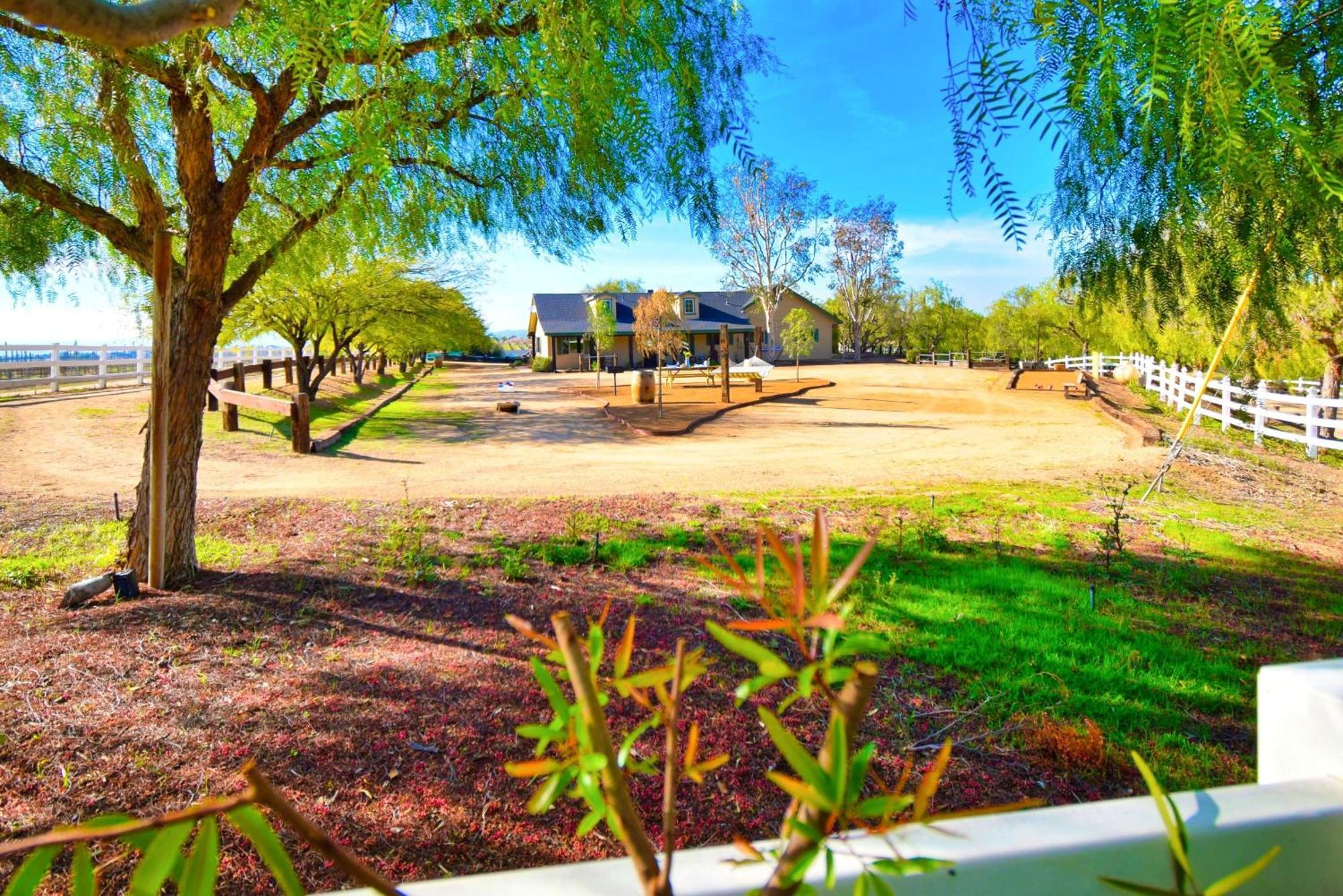 Отель Peppertree Lane Ranch -- Seven-Acre Ranch In The Heart Of Wine Country Темекула Экстерьер фото